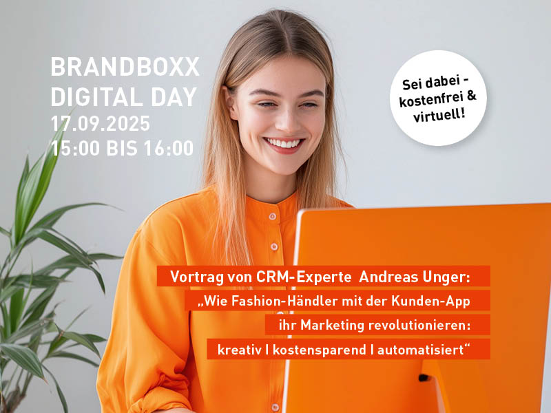 Eine lächelnde Frau mit langen blonden Haaren sitzt an einem orangefarbenen Laptop. Der eingeblendete Text wirbt für den BRANDBOXX DIGITAL DAY am 17.09.2025 mit einem Vortrag des CRM-Experten Andreas Unger über App-basiertes Marketing.