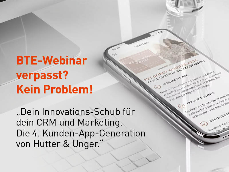 Auf einer grauen Fläche liegt ein Smartphone, auf dem eine Marketing-App angezeigt wird. Daneben steht in fetter Schrift auf Deutsch: "BTE-Webinar verpasst? Kein Problem!", darunter weitere Informationen zu CRM und Marketing-Innovationen.