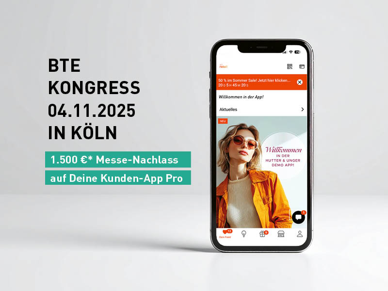 Ein Smartphone mit einer App für den Modehandel steht auf einer weißen Fläche. Der Text daneben lautet: "BTE Kongress 04.11.2025 in Köln" und weist auf einen Messerabatt von 1.500 Euro über die Kunden-App hin.